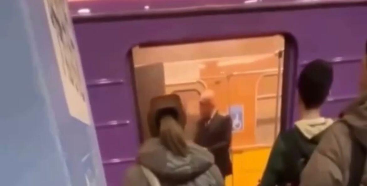 Bakıda qatarda T&Uuml;ST&Uuml;LƏNMƏ  Sərnişinlər TƏCİLİ d&uuml;ş&uuml;r&uuml;ld&uuml;  VİDEO