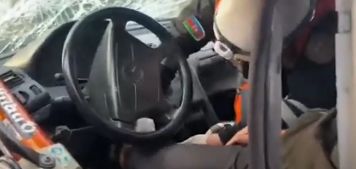 Bakıda iki maşın toqquşdu  S&uuml;r&uuml;c&uuml; avtomobildə sıxılı vəziyyətdə qaldı 