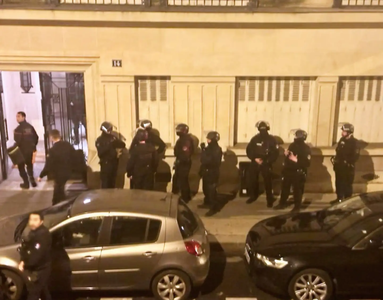 Fransada polislər yazıçının evinə basqın etdi  Kitabında hakimiyyəti ifşa etmişdi  FOTO