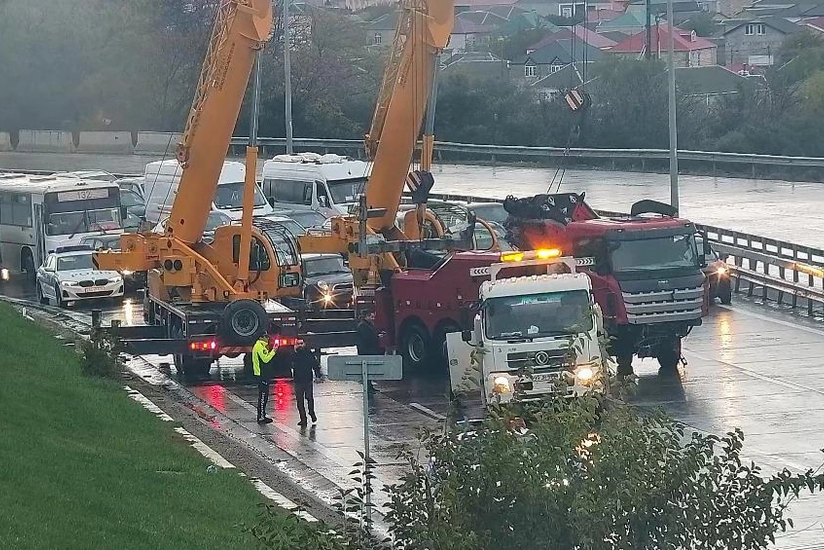 Bakıda təhlükəli qəza  evakuator aşdı, yağ və yanacaq yola dağıldı 