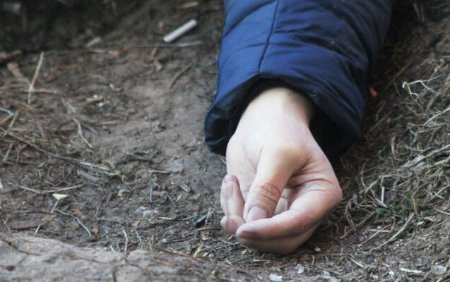 Usta avtomobili təmir edərkən &uuml;zərinə d&uuml;şd&uuml;  &Ouml;LD&Uuml;