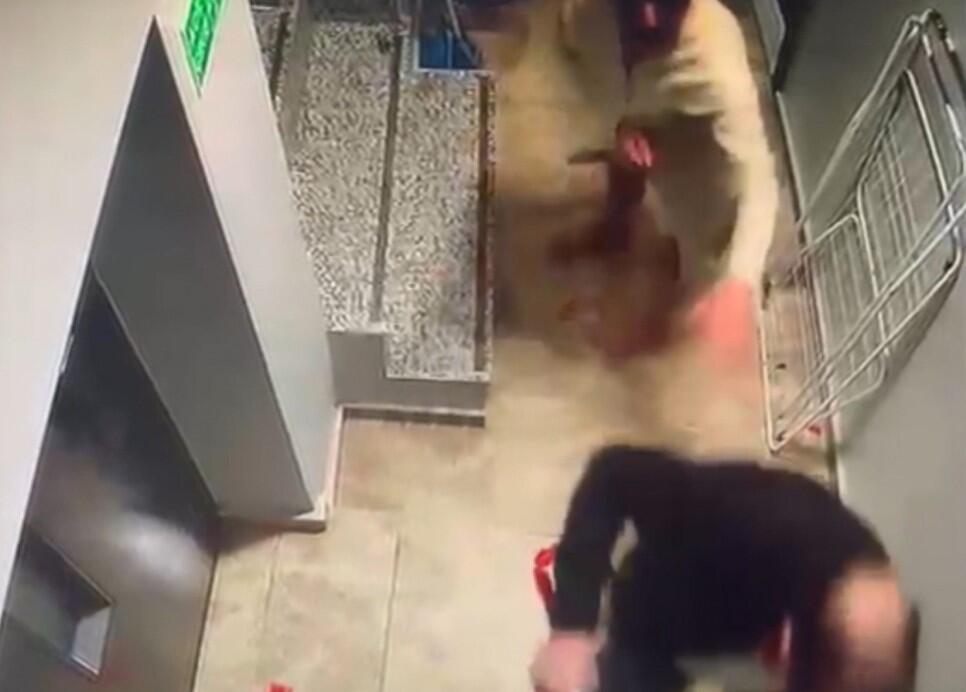 Arvadını tapmaq &uuml;&ccedil;&uuml;n verlişə gəldi, oğlunun dostu ilə oteldə yaxaladı 