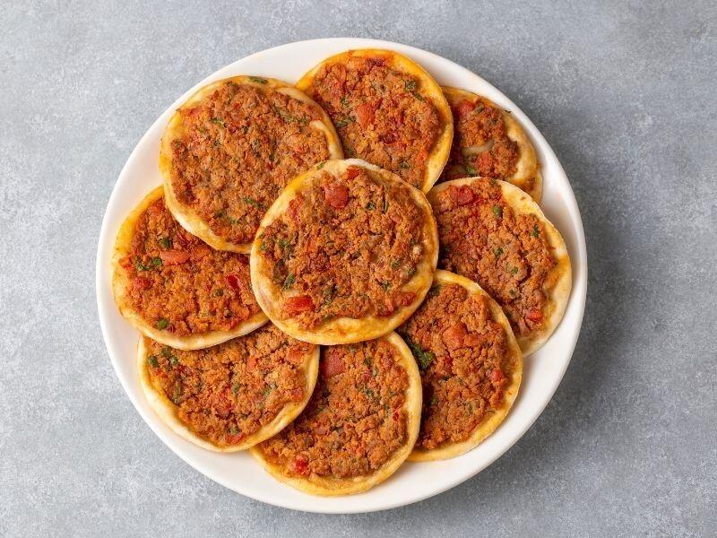 Fındıq lahmacun resepti: Ki&ccedil;ik &ouml;l&ccedil;&uuml;də b&ouml;y&uuml;k ləzzət