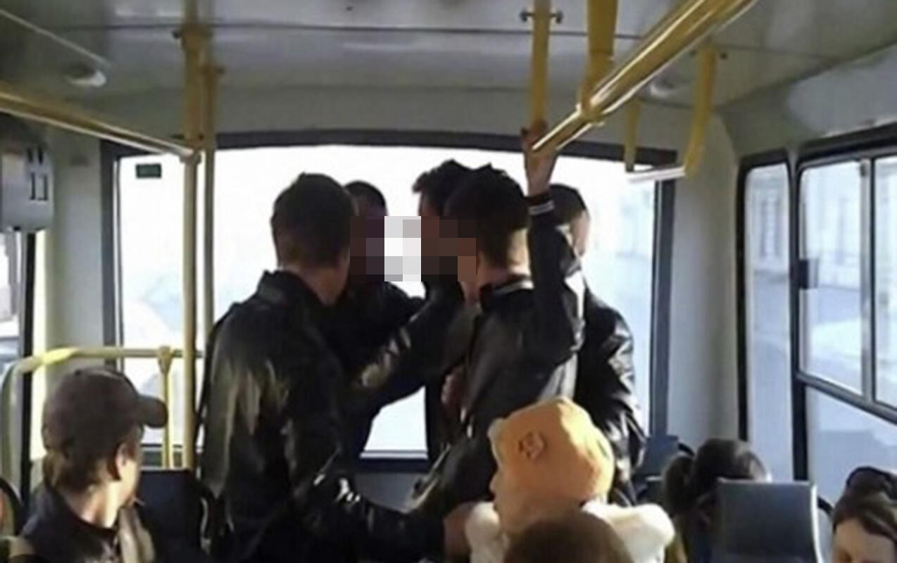 Toydan qayıdan qonşular avtobusda dalaşdı: "Barmağını onun ağzına salıb, cırmağa &ccedil;alışıb"