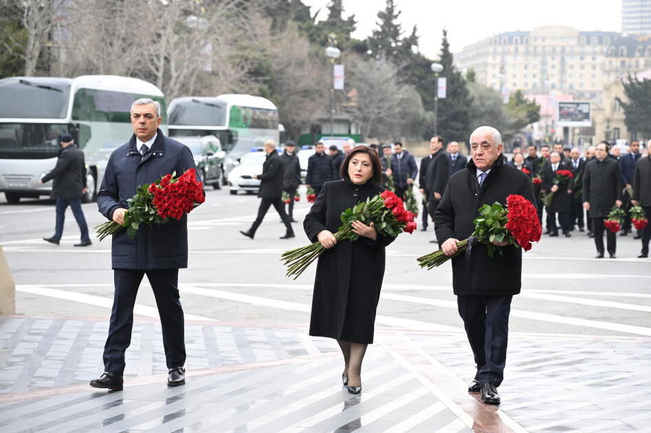 D&ouml;vlət və h&ouml;kumət rəsmiləri Xocalı soyqırımı abidəsini ziyarət ediblər 