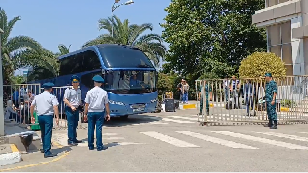 İrandan Azərbaycana təxliyə edilənlər avtobusla Bakıya yola salındı  VİDEO