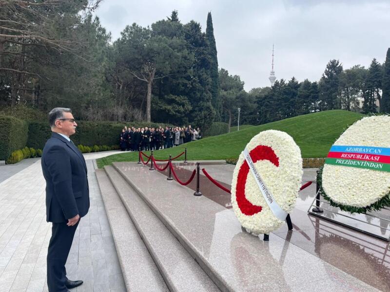 Azərbaycan Qızıl Aypara Cəmiyyətinin əməkdaşları Fəxri xiyabanı ziyarət ediblər 