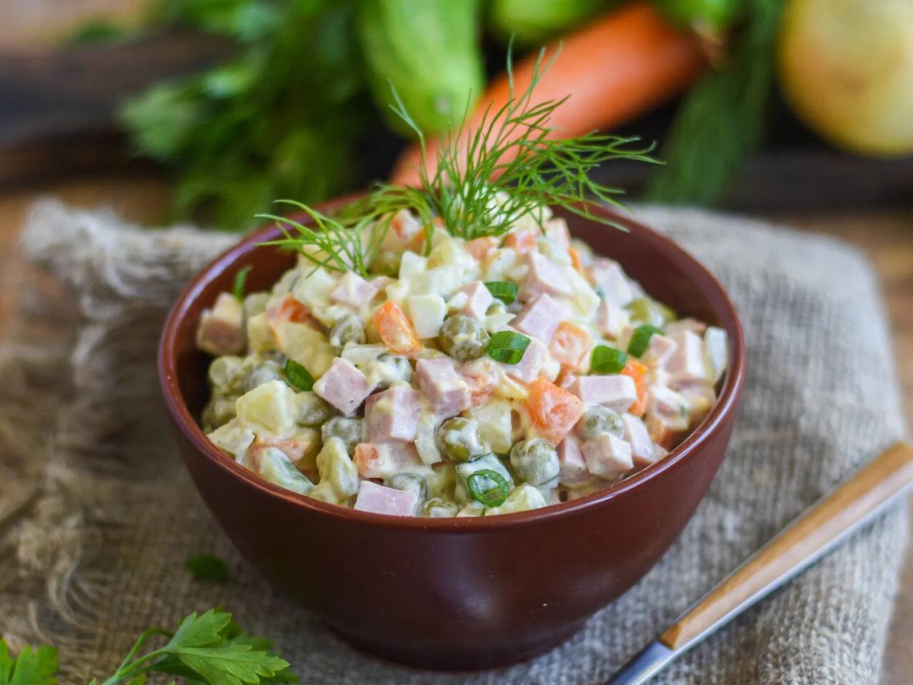 Yeni il s&uuml;frəsinin bəzəyi olan salat zəhərlənmə verə bilər  Belə saxlayın