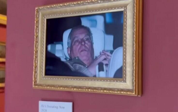 Luvrda kralın qalmaqallı qardaşının fotosunu asdılar