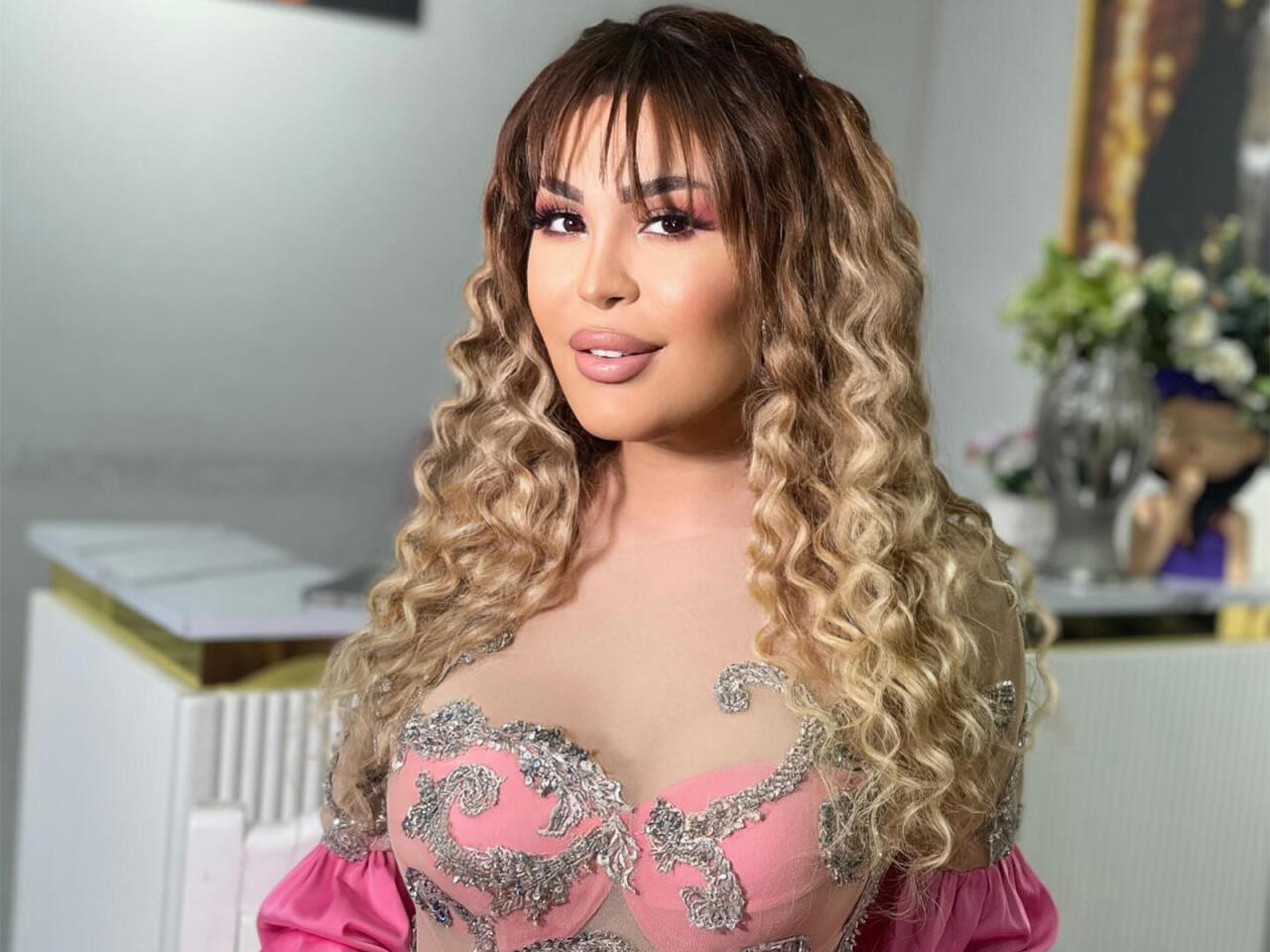 Azərbaycanlı m&uuml;ğənni "Seabreez"də yarım milyonluq EV ALDI