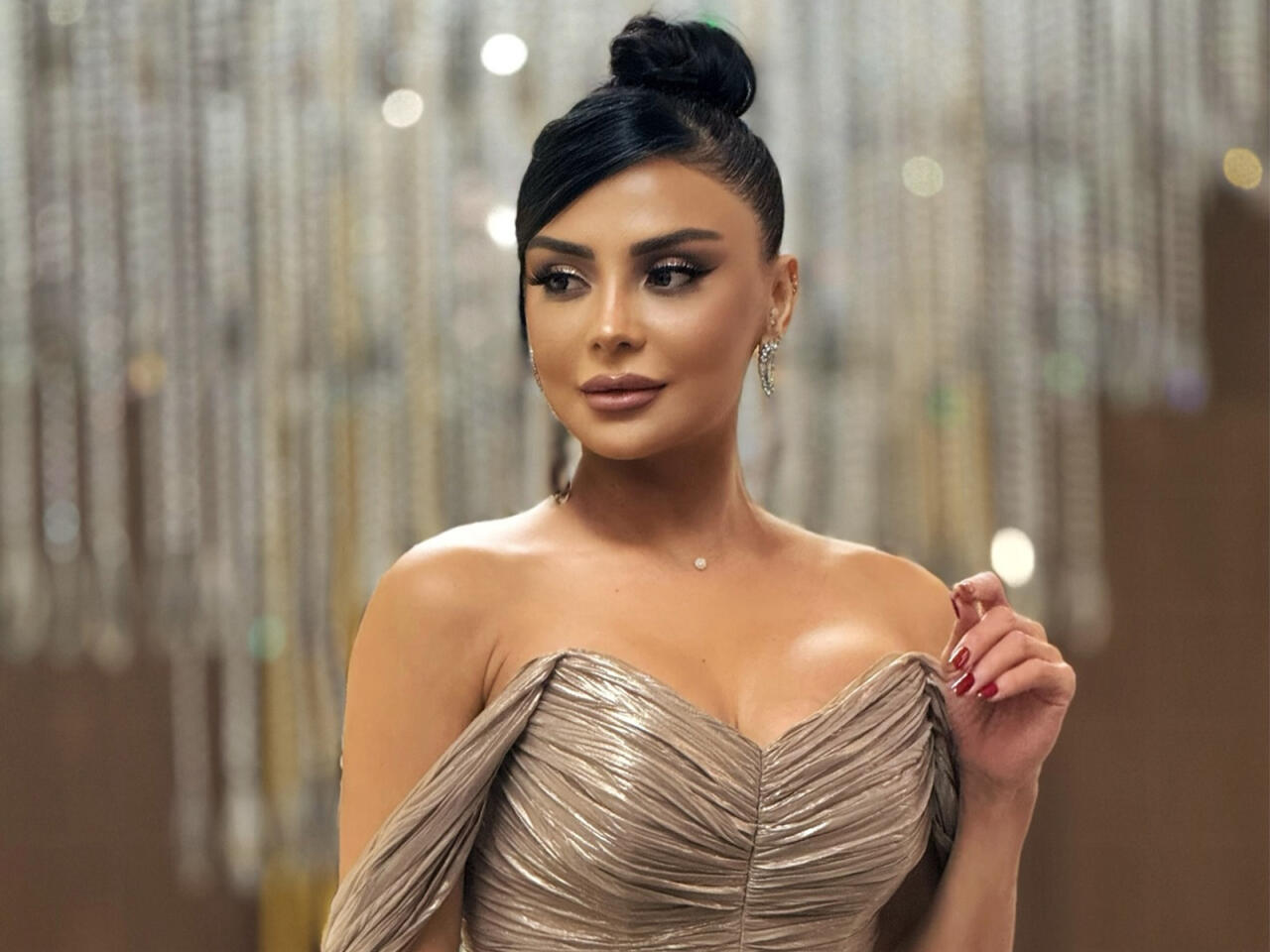 V&uuml;salə məşhur m&uuml;ğənnini "yıxıbs&uuml;r&uuml;d&uuml;": "Tərifləyib məşhurluq qazandırmasaydım, bu g&uuml;n olmazdın"