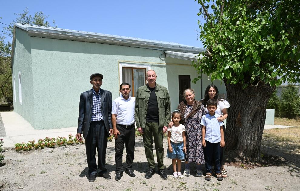 İlham Əliyevin Xocalı sakininin evində səmimi söhbəti 