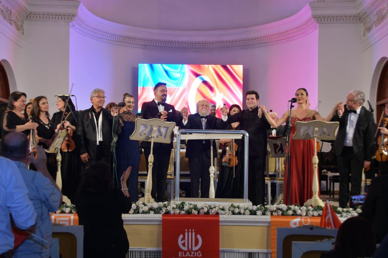 Filarmoniyada &ldquo;Bir Millət, İki D&ouml;vlət&rdquo; adlı m&ouml;htəşəm konsert proqramı baş tutub. FOTO
