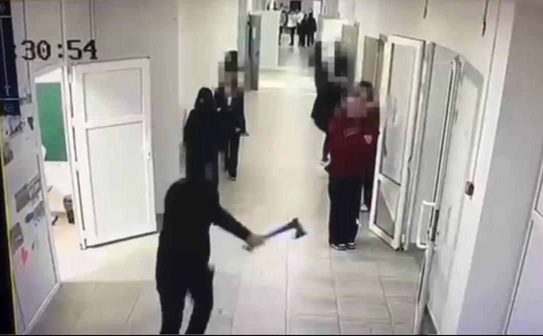 Qazaxıstanda məktəbli sinif yoldaşlarına balta ilə h&uuml;cum etdi 