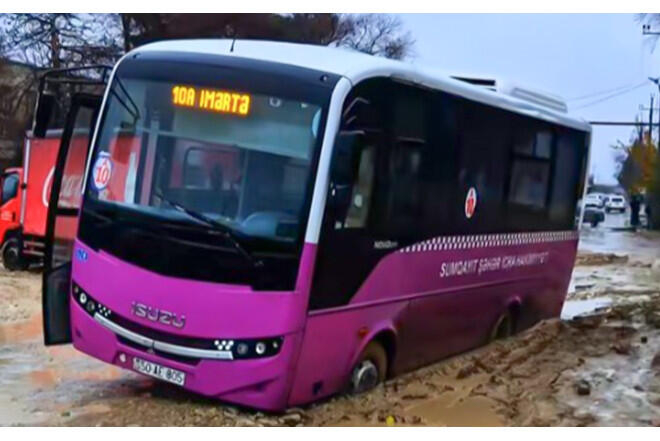 Sumqayıtda avtobus pal&ccedil;ıqlı yolda batdı  VİDEO