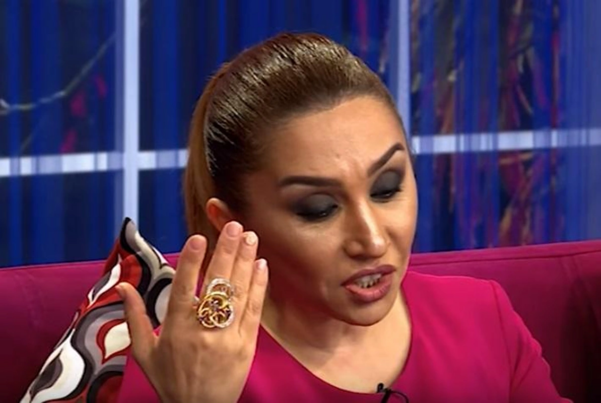 "Cennifer Lopez bizim müğənnilərdən yaxşı geyinir"