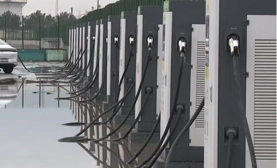 Bakıda elektrikdoldurma məntəqəsi su altında qaldı 