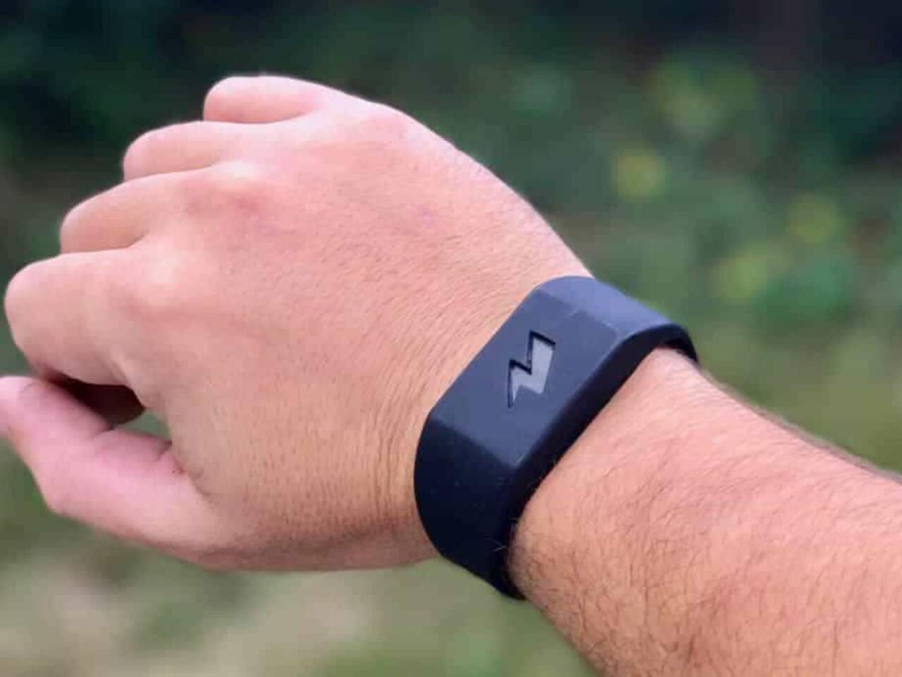 S&ouml;y&uuml;ş s&ouml;yəndə bədənə "tok" verən qolbaq hazırlandı