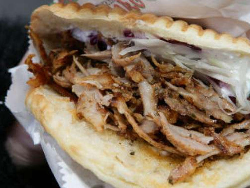 Paytaxtda məşhur restoranda d&ouml;nərin i&ccedil;indən &ccedil;ıxan ş&uuml;şə vətəndaşın dilini kəsdi