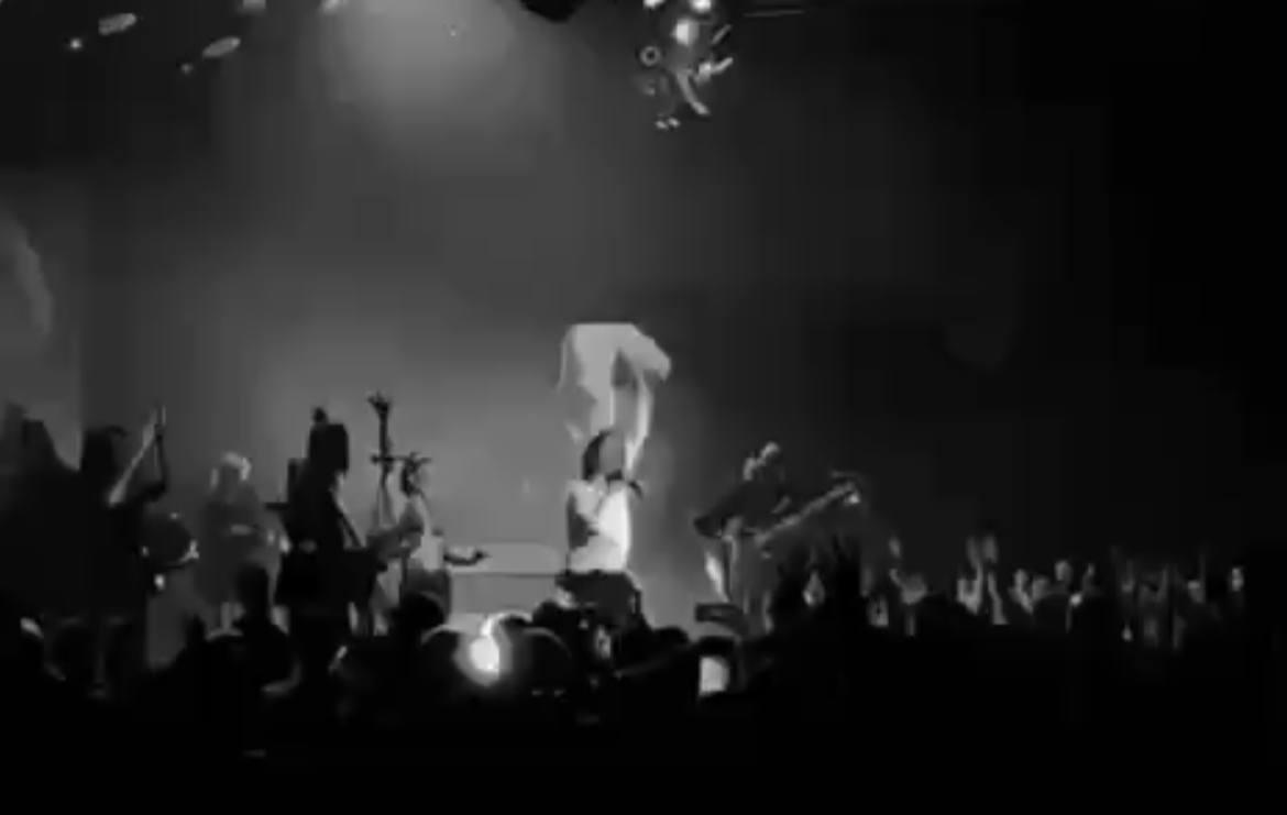 &Ccedil;elik səhnədə yıxıldı  VİDEO