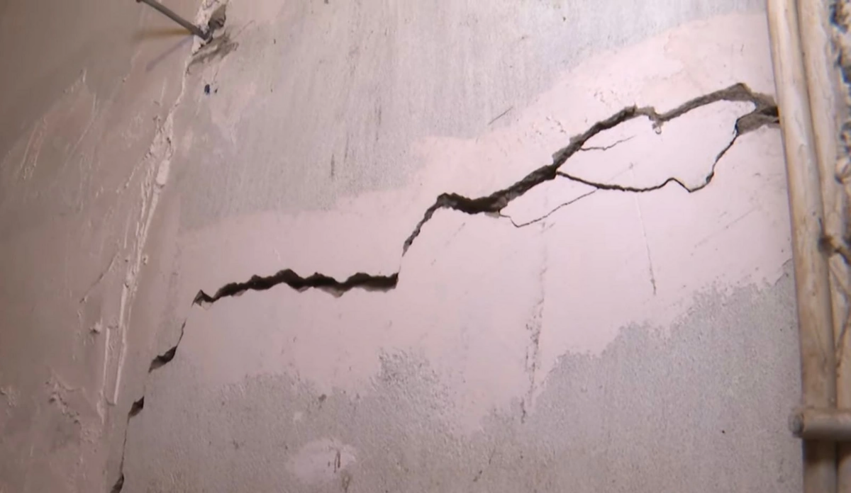 Bakıda binada təhl&uuml;kəli vəziyyət  Sakinlər qorxu i&ccedil;ində yaşayır  VİDEO