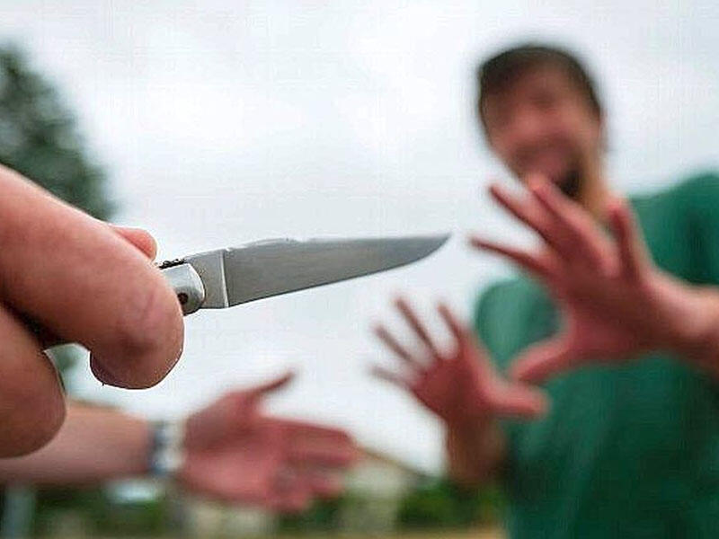 Qardaşını uşağının g&ouml;zləri qarşısında &ouml;ld&uuml;rd&uuml;