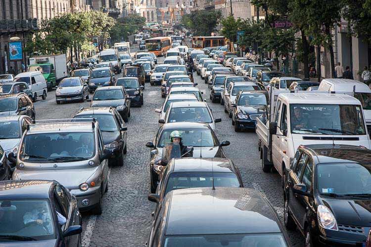 İtaliyada 10 dəqiqə tıxacda qalanlara pul &ouml;dəyəcəklər