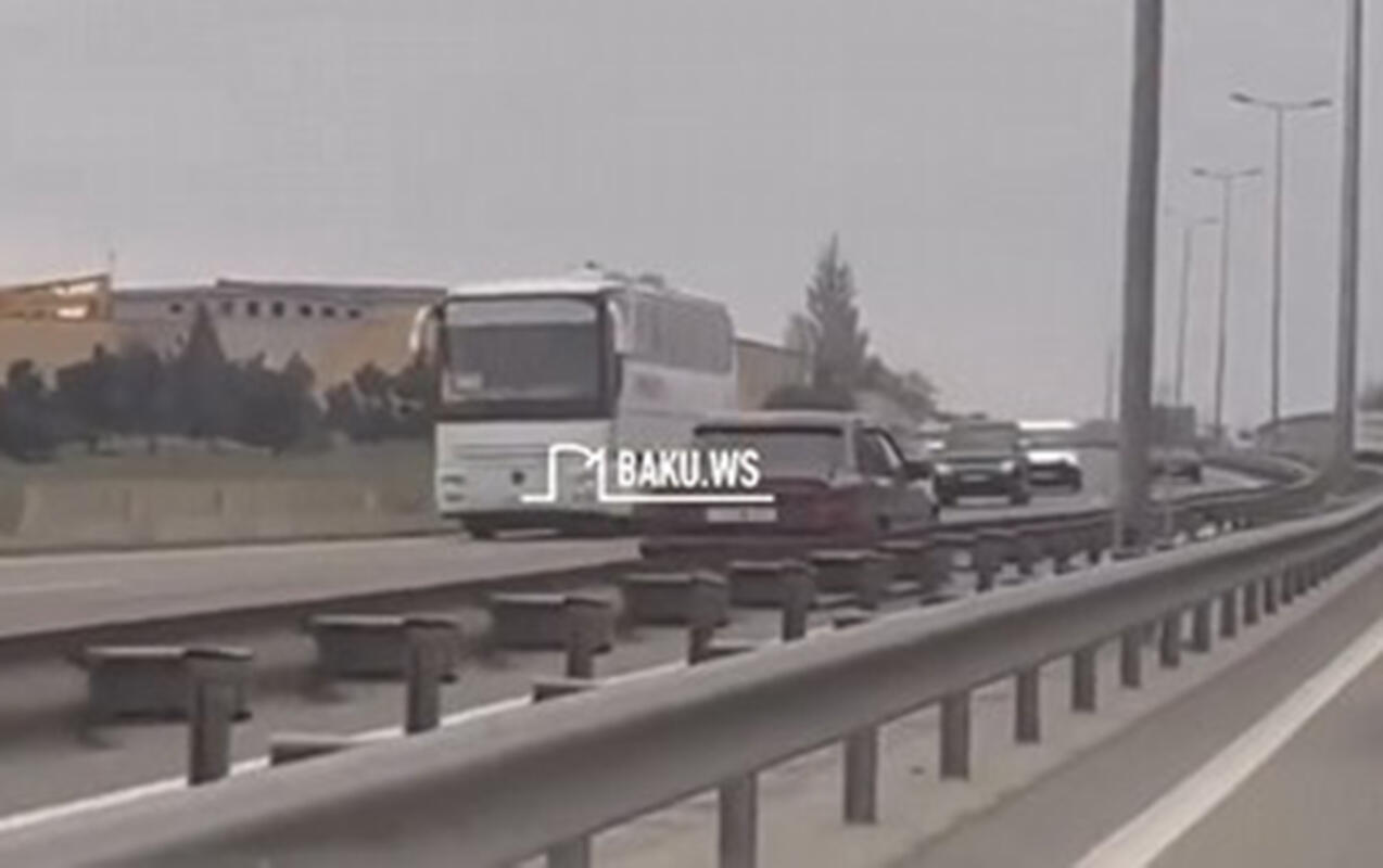 Magistralda &ldquo;protiv&rdquo; gedən s&uuml;r&uuml;c&uuml; həbs edildi  VİDEO