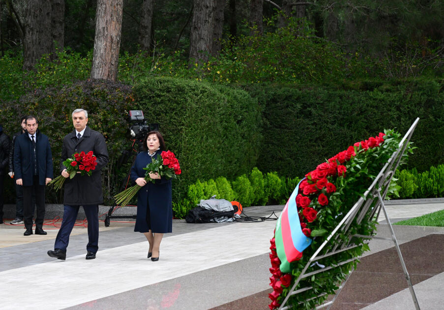 D&ouml;vlət və h&ouml;kumət rəsmiləri Fəxri xiyabanda Ulu &Ouml;ndər Heydər Əliyevin xatirəsini yad ediblər  FOTO