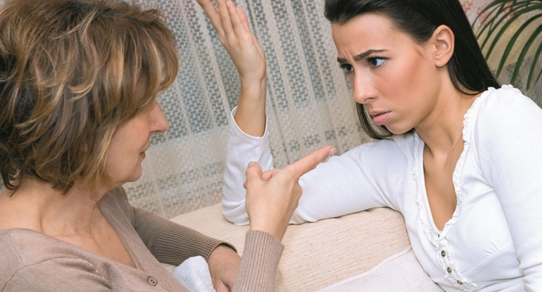 Evə xəbərsiz gələn qayınananı gəlinin qarşılaması M&Uuml;ZAKİRƏ YARATDI 