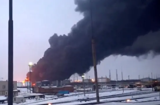 Rusiyanın 5 ən b&ouml;y&uuml;k neft zavodundan biri vuruldu  VİDEO