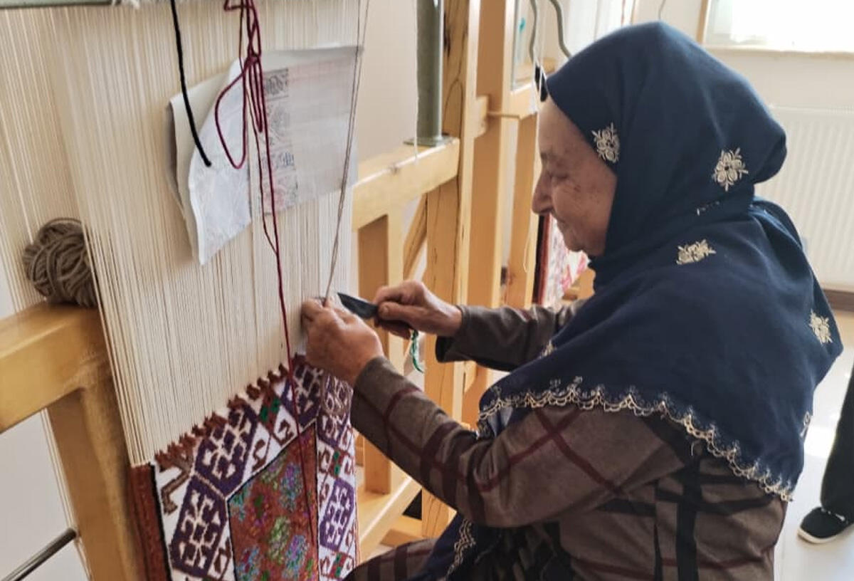 78 yaşlı nənə tələbə oldu: 12 nəvəsi, 12 nəticəsi var... &ndash;