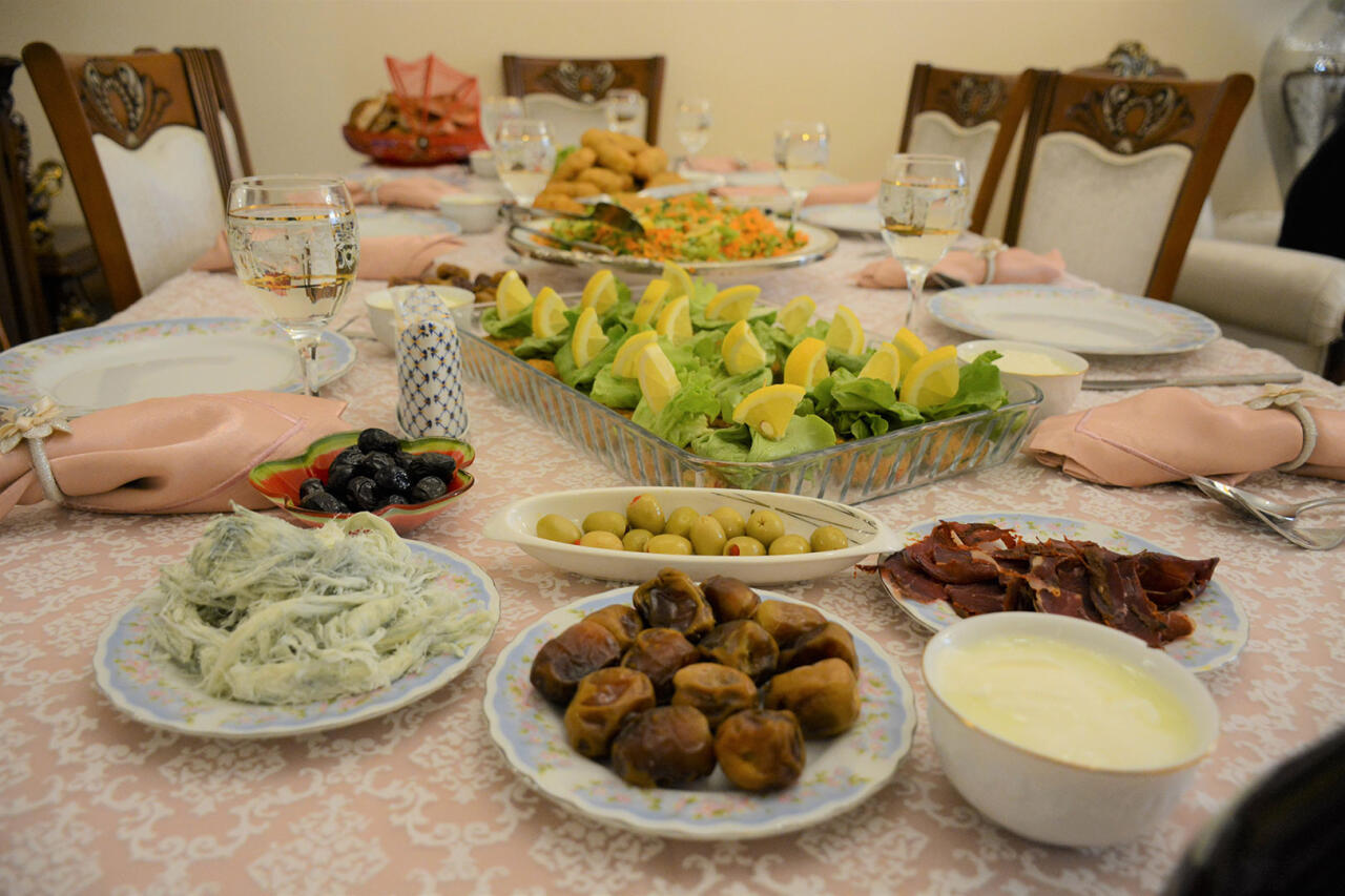 İftar s&uuml;frəsi &uuml;&ccedil;&uuml;n ləzzətli və zəngin menyu TƏKLİFLƏRİ