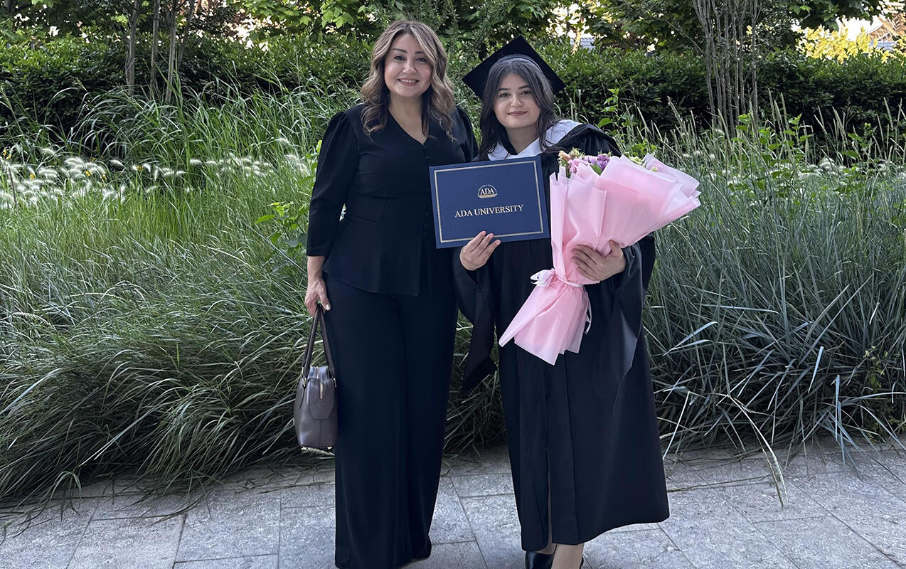 Həkimlər yanğında anası &ouml;lən qızı oyanmağa qoymur