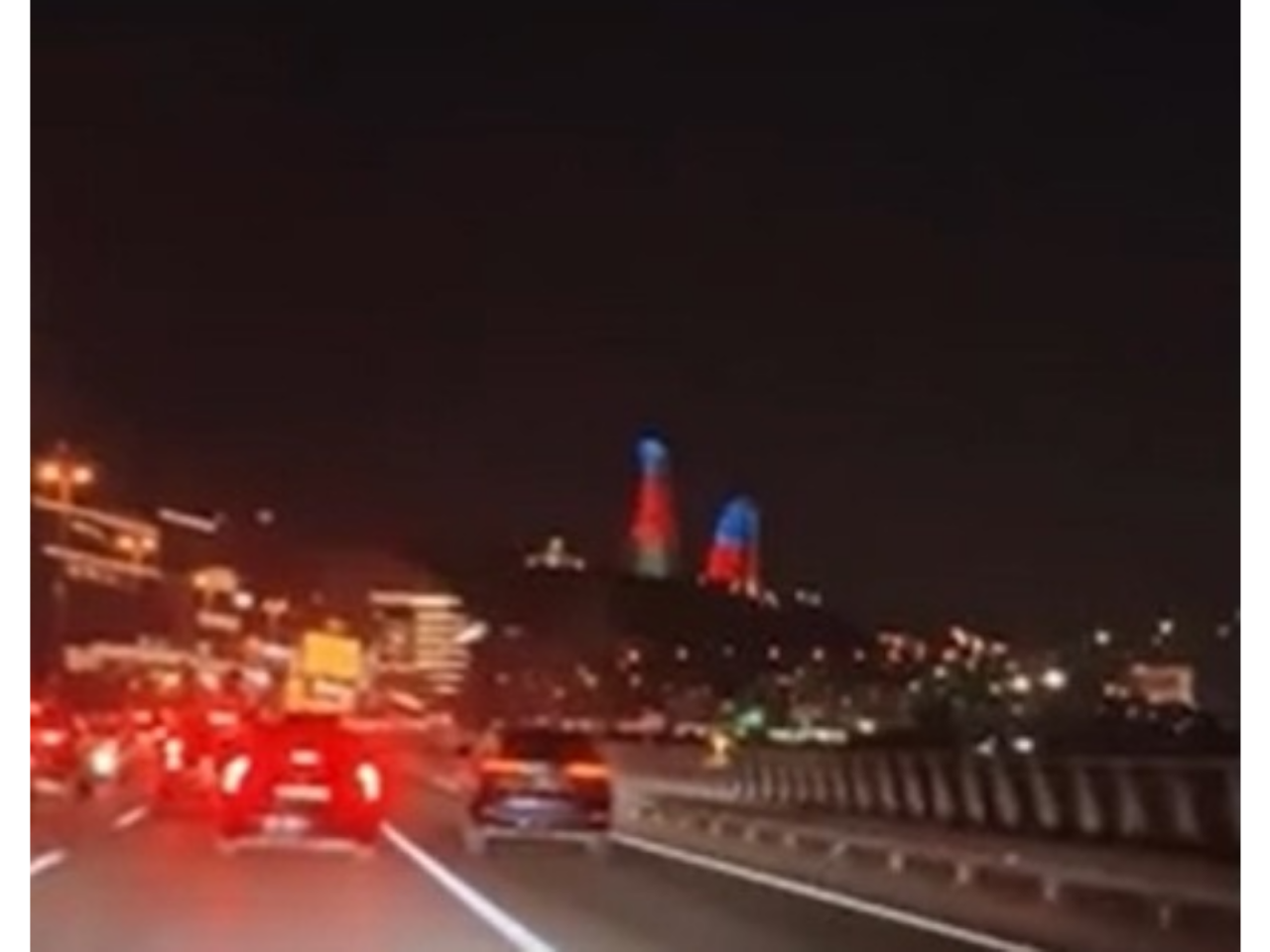 Bakıda tıxacda qalan s&uuml;r&uuml;c&uuml; n&ouml;mrəni s&ouml;k&uuml;b avtobus zolağına daxil oldu  VİDEO