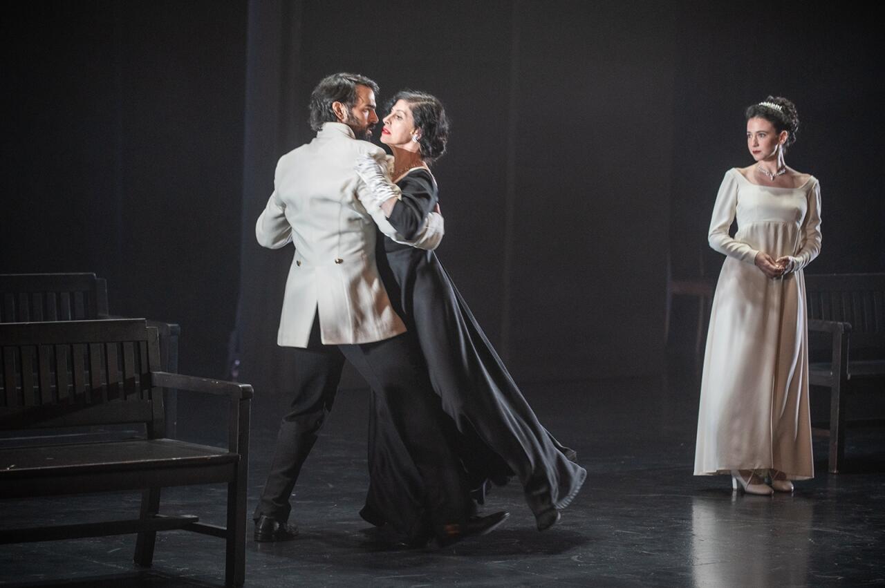 Rimas Tuminasa məxsus &ldquo;Anna Karenina&rdquo; Bakını valeh etdi: Tolstoyun d&uuml;nya şah əsəri BİAF 2025 səhnəsində canlandı 