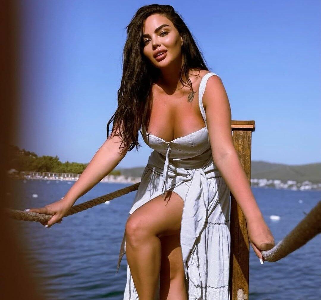 Azərbaycanlı m&uuml;ğənni milyon&ccedil;uya ƏRƏ GEDİR