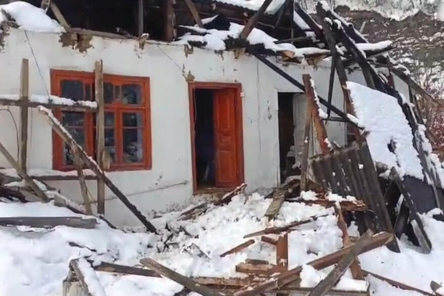 Lerikdə g&uuml;cl&uuml; qar evin damını u&ccedil;urdu 