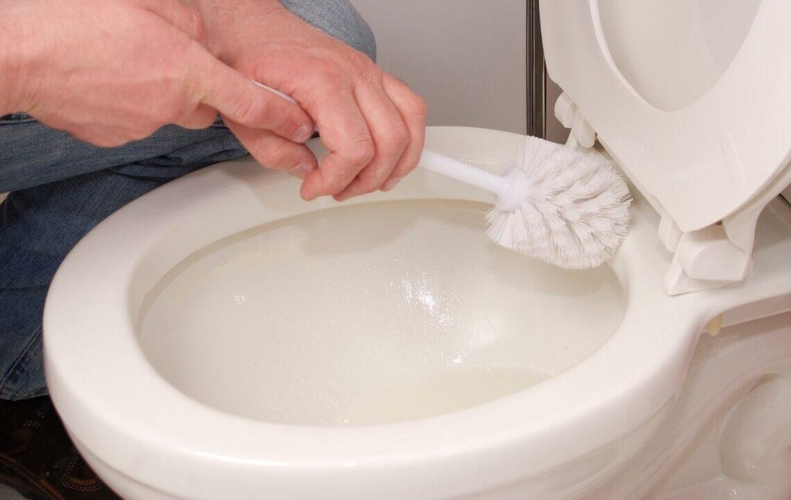 Tualet fır&ccedil;asına bir az vurun, s&uuml;rt&uuml;n &ndash; ərp ləkələri dərhal yox olur