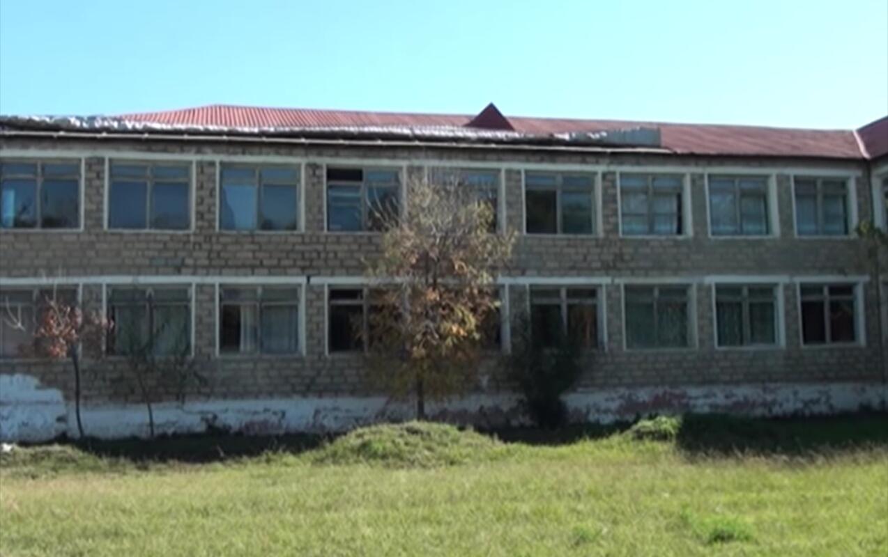 Bu məktəbdə dərslər dəhlizdə ke&ccedil;irilir 