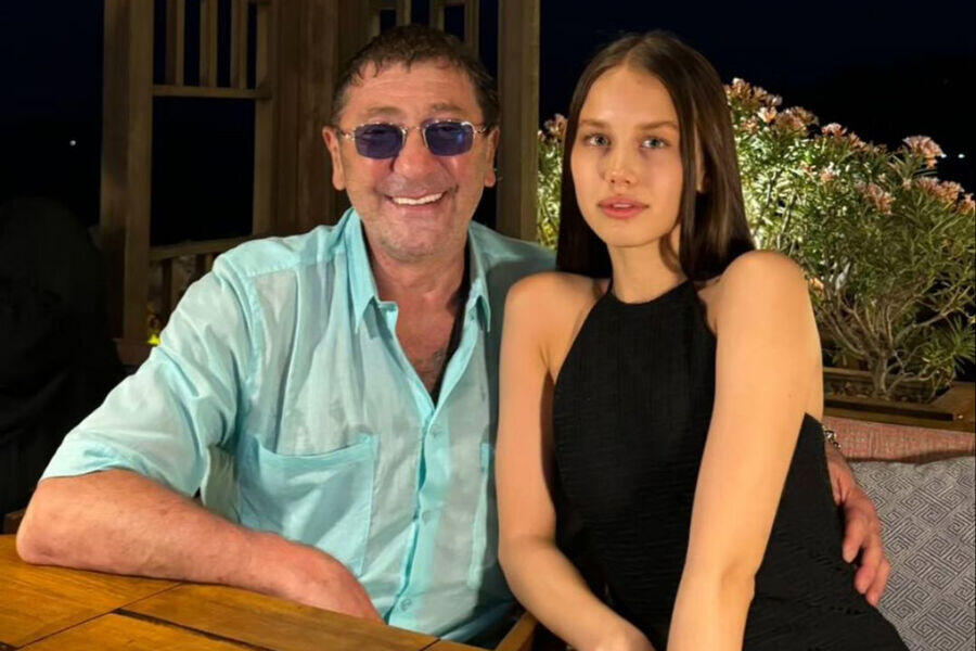 Xalq artisti 19 yaşlı nişanlısından ayrıldı