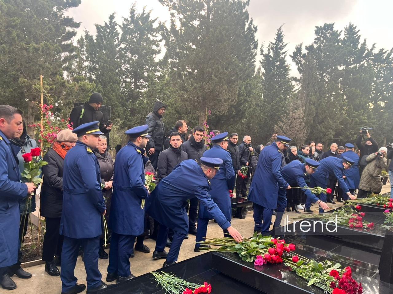 AZAL təyyarəsinin qəzaya uğramasının ild&ouml;n&uuml;m&uuml; ilə bağlı Milli Qəhrəmanların məzarları ziyarət edilib  FOTO