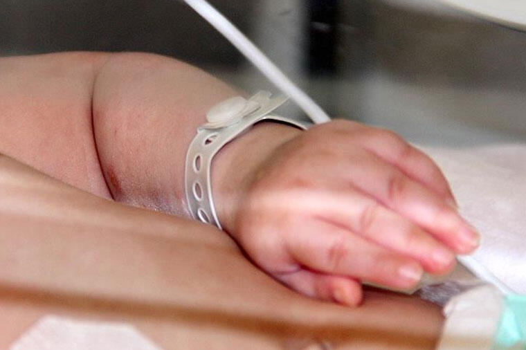 1 yaşlı uşaq xəstəxanada &ouml;ld&uuml;