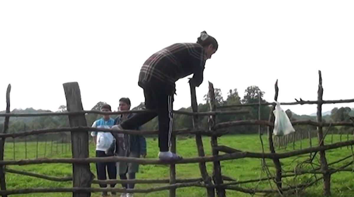 Sakinlər öz evlərinə hasarı aşaraq girirlər