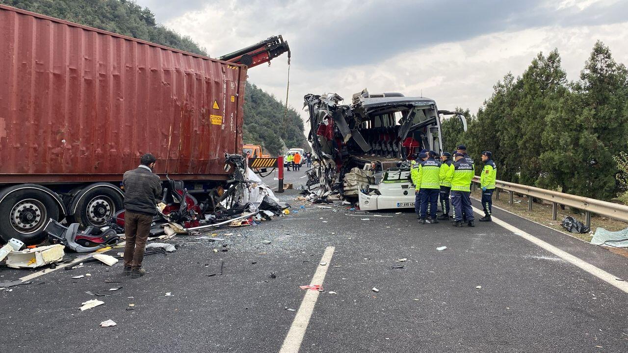 T&uuml;rkiyədə avtobusla y&uuml;k maşını toqquşdu  &Ccedil;ox sayda &ouml;l&uuml; və yaralı var 