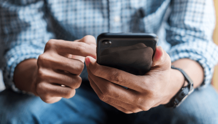 Bakıda görünməmiş dələduzluq: Tanışının telefonu oğurladı, anasına yazdı...