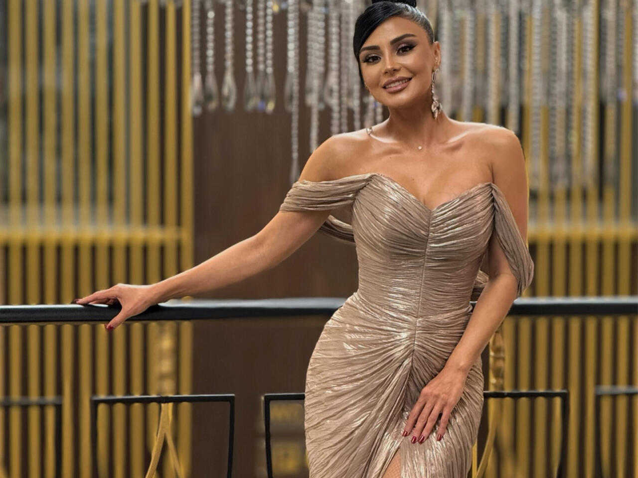 V&uuml;salə "Ağ şəhər"dəki dəbdəbəli evini PAYLAŞDI 