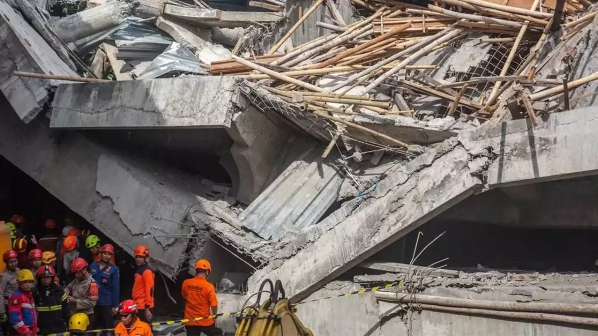 İndoneziyada məktəb u&ccedil;du: 3 &ouml;l&uuml;, 38 nəfər dağıntılar altında