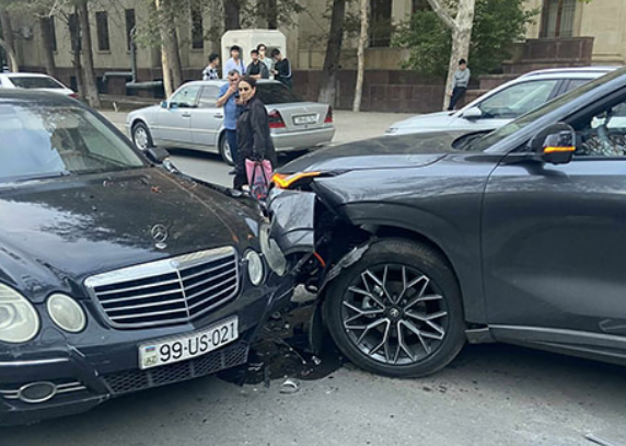 AMEAnın həyətində zəncirvari qəza 