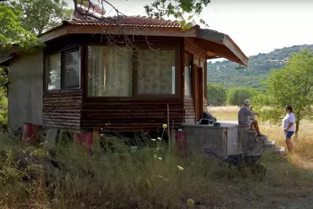 Kurtlar Vadisinin məşhur aktyoru indi daxmada yaşayır 